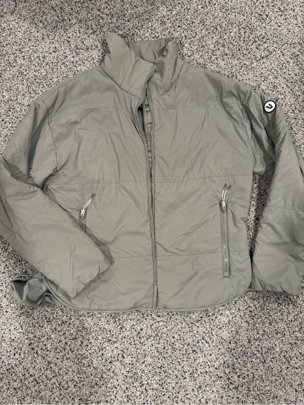 Vuori Women's Puffer Jacket in Olive